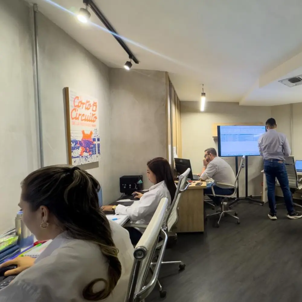 Profesional trabajando en un portátil en Suma Coworking Santa Marta